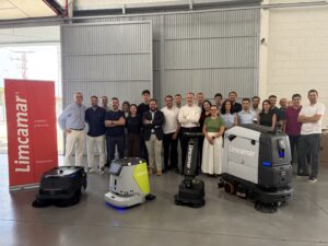 Limcamar acoge la presentación del robot autónomo PUDU BG1, en España